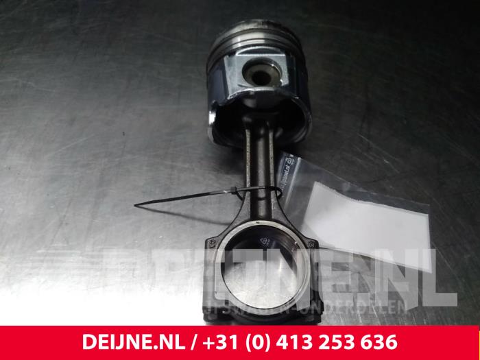Usagé Piston Renault Master Prix € 60,50 Prix TTC proposé par van Deijne Onderdelen Uden B.V.
