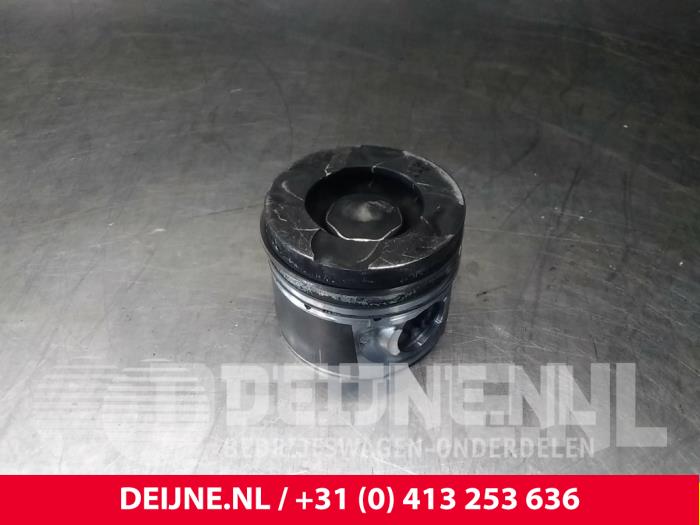 Usados Pistón Mitsubishi Canter 3.0 Di-D 16V 35 Precio € 60,50 IVA incluido ofrecido por van Deijne Onderdelen Uden B.V.