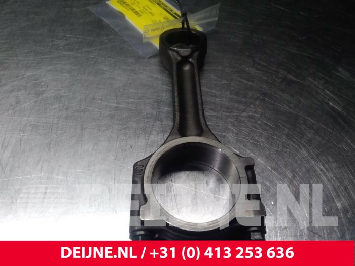 Usagé Bielle Mercedes C-Klasse Prix € 90,75 Prix TTC proposé par van Deijne Onderdelen Uden B.V.