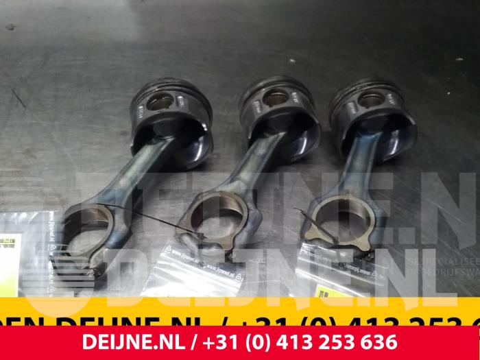 Usagé Bielle Mercedes Sprinter Prix € 121,00 Prix TTC proposé par van Deijne Onderdelen Uden B.V.
