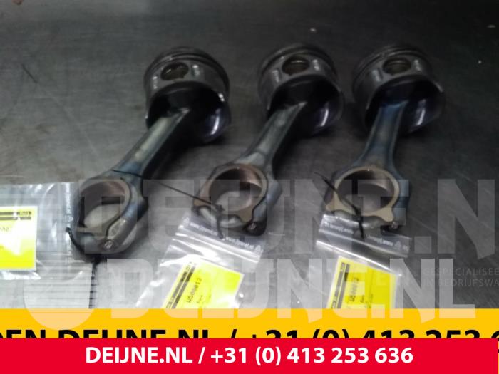 Usagé Bielle Mercedes Sprinter Prix € 121,00 Prix TTC proposé par van Deijne Onderdelen Uden B.V.