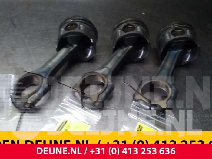 Usagé Bielle Mercedes Sprinter Prix € 121,00 Prix TTC proposé par van Deijne Onderdelen Uden B.V.