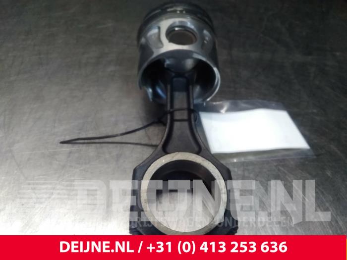 Usagé Bielle Mercedes Sprinter Prix € 90,75 Prix TTC proposé par van Deijne Onderdelen Uden B.V.