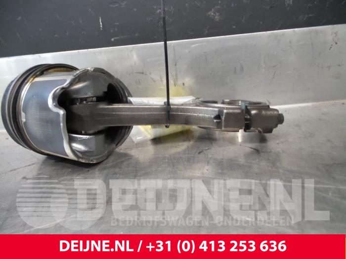 Używane Korbowód Opel Movano Cena € 60,50 Z VAT oferowane przez van Deijne Onderdelen Uden B.V.