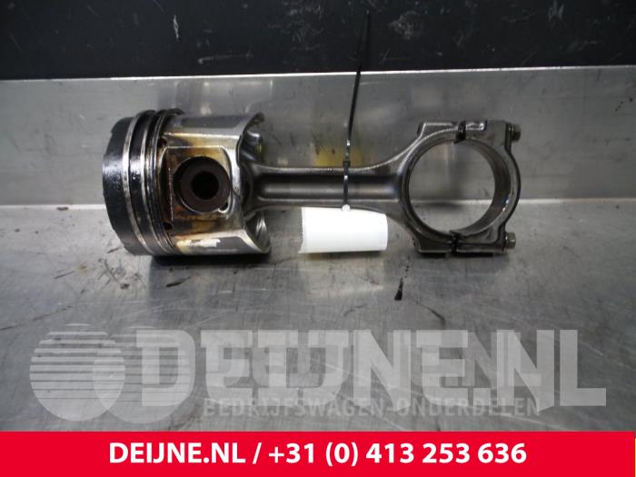 Używane Korbowód Opel Movano Cena € 60,50 Z VAT oferowane przez van Deijne Onderdelen Uden B.V.