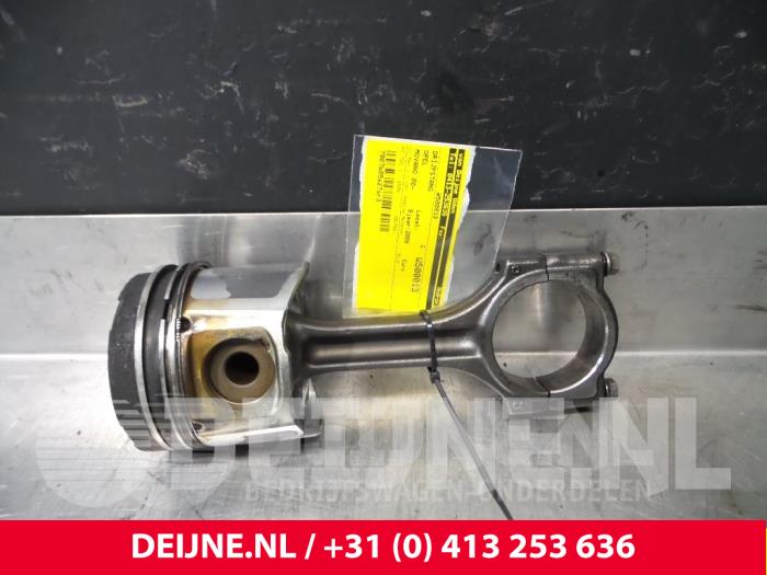 Używane Korbowód Opel Movano Cena € 60,50 Z VAT oferowane przez van Deijne Onderdelen Uden B.V.