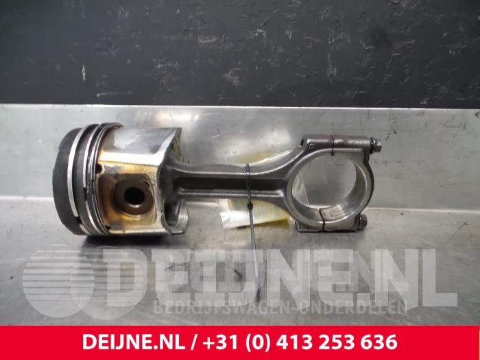 Używane Korbowód Opel Movano Cena € 60,50 Z VAT oferowane przez van Deijne Onderdelen Uden B.V.