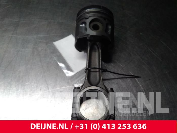 Usagé Bielle Fiat Scudo Prix € 72,60 Prix TTC proposé par van Deijne Onderdelen Uden B.V.