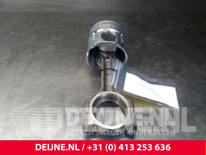Używane Korbowód Renault Trafic Cena € 121,00 Z VAT oferowane przez van Deijne Onderdelen Uden B.V.
