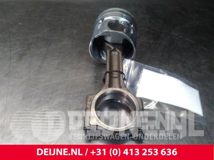 Używane Korbowód Renault Trafic Cena € 121,00 Z VAT oferowane przez van Deijne Onderdelen Uden B.V.