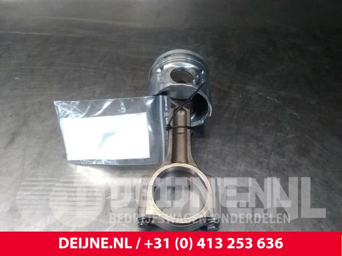 Używane Korbowód Renault Trafic Cena € 121,00 Z VAT oferowane przez van Deijne Onderdelen Uden B.V.