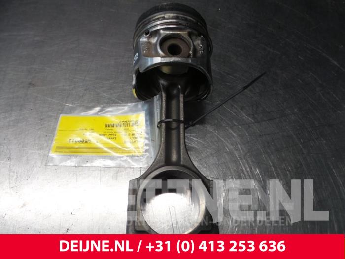 Używane Korbowód Renault Master Cena € 90,75 Z VAT oferowane przez van Deijne Onderdelen Uden B.V.