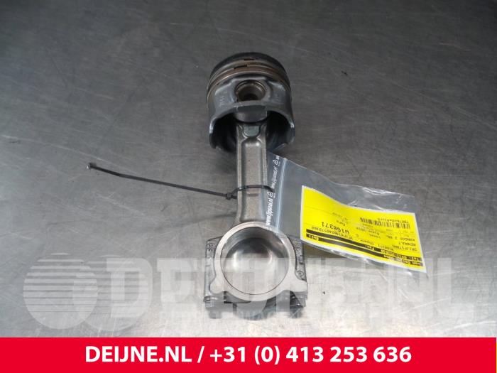 Używane Korbowód Renault Kangoo Express (FW) 1.5 dCi 90 FAP Cena € 48,40 Z VAT oferowane przez van Deijne Onderdelen Uden B.V.