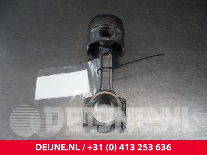 Używane Korbowód Renault Kangoo Express (FW) 1.5 dCi 90 FAP Cena € 48,40 Z VAT oferowane przez van Deijne Onderdelen Uden B.V.