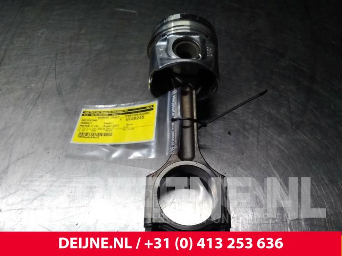 Używane Korbowód Renault Master Cena € 90,75 Z VAT oferowane przez van Deijne Onderdelen Uden B.V.
