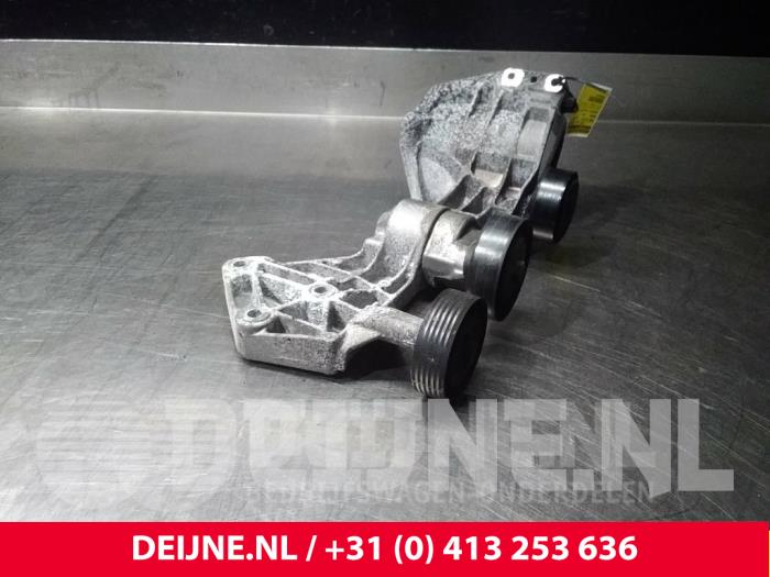 Usados Rodillo tensor correa múltiple Mercedes A (W168) 1.7 A-170 CDI 16V Precio € 30,00 Norma de margen ofrecido por van Deijne Onderdelen Uden B.V.