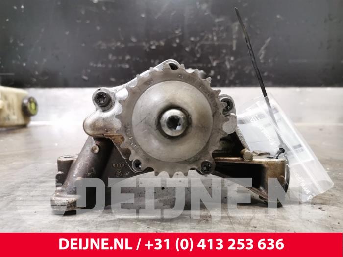 Używane Pompa oleju Volkswagen Caddy Combi III (2KB,2KJ) 1.9 TDI Cena € 72,60 Z VAT oferowane przez van Deijne Onderdelen Uden B.V.