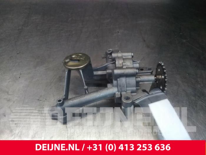 Używane Pompa oleju Nissan Interstar Cena € 60,50 Z VAT oferowane przez van Deijne Onderdelen Uden B.V.