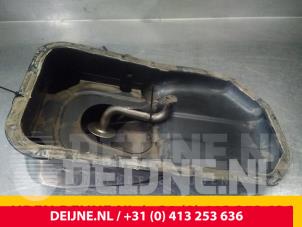 Usagé Couvercle carter Hyundai H200 Prix € 72,60 Prix TTC proposé par van Deijne Onderdelen Uden B.V.