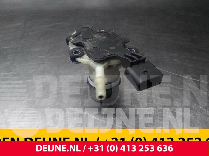 Używane Pompa AdBlue Mercedes V (447.8) 2.1 200 CDI, 200 d 16V Cena € 145,20 Z VAT oferowane przez van Deijne Onderdelen Uden B.V.