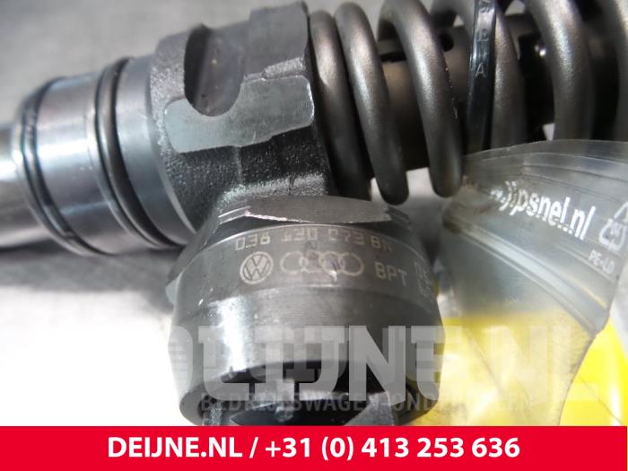 Injector (diesel) from a Volkswagen Caddy 2008