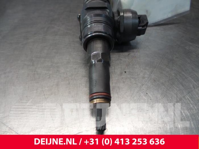 Injector (diesel) from a Volkswagen Caddy 2008
