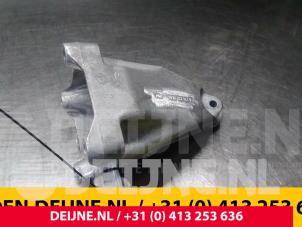 Usagé Support moteur Mercedes C Estate (S205) C-200 2.0 CGI 16V Prix € 17,00 Règlement à la marge proposé par van Deijne Onderdelen Uden B.V.