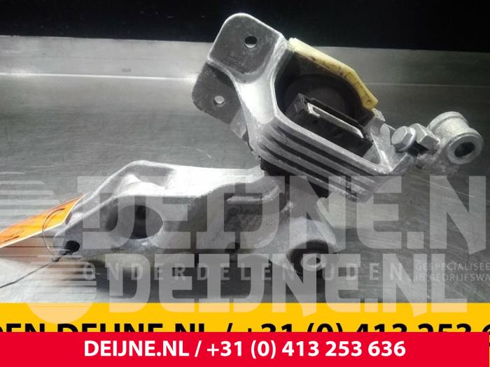 Used Engine mount Mercedes Vito (447.6) 1.6 109 CDI 16V 4x4 Price € 12,10 Inclusive VAT offered by van Deijne Onderdelen Uden B.V.