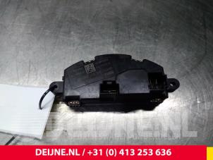 Używane Opornik nagrzewnicy Mercedes V (447.8) 2.1 200 CDI, 200 d 16V Cena € 18,15 Z VAT oferowane przez van Deijne Onderdelen Uden B.V.