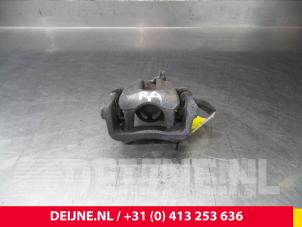 Używane Zacisk hamulcowy prawy tyl Mercedes Citan Cena € 60,50 Z VAT oferowane przez van Deijne Onderdelen Uden B.V.