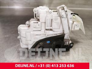 Usagé Serrure arrière gauche Audi A4 (B7) 2.7 TDI V6 24V Prix € 40,00 Règlement à la marge proposé par van Deijne Onderdelen Uden B.V.