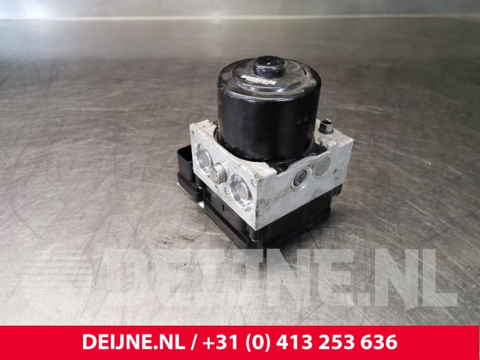 Używane Pompa ABS Volkswagen Transporter T5 2.0 TDI DRF Cena € 60,50 Z VAT oferowane przez van Deijne Onderdelen Uden B.V.