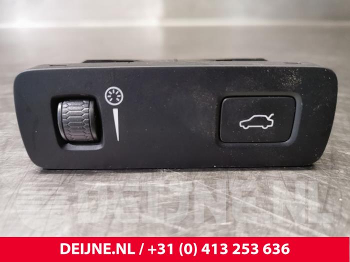 Używane Przelacznik Volvo XC60 II (UZ) 2.0 T5 16V AWD Cena € 15,00 Procedura marży oferowane przez van Deijne Onderdelen Uden B.V.