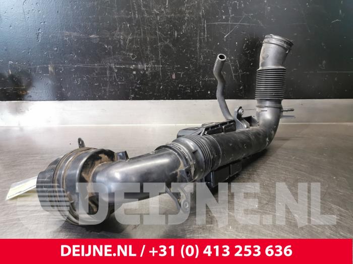 Air intake hose from a Volvo XC60 II (UZ) 2.0 T5 16V AWD 2019