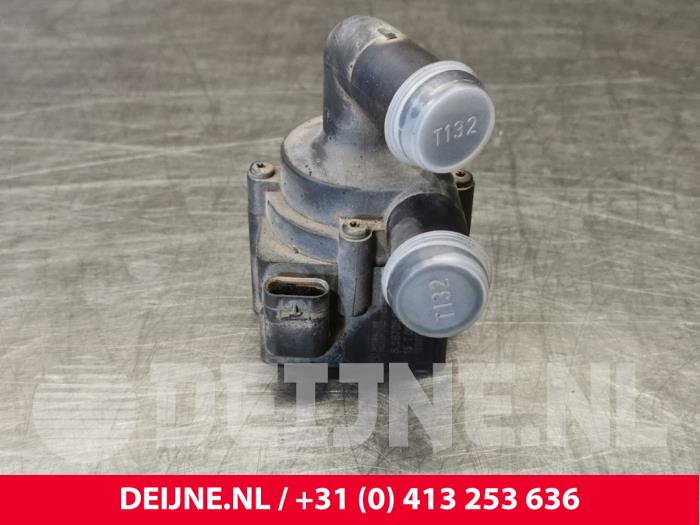 Begagnade Extra vattenpump Volvo XC90 II 2.0 D5 16V AWD Pris € 45,00 Marginaltabell erbjuds av van Deijne Onderdelen Uden B.V.