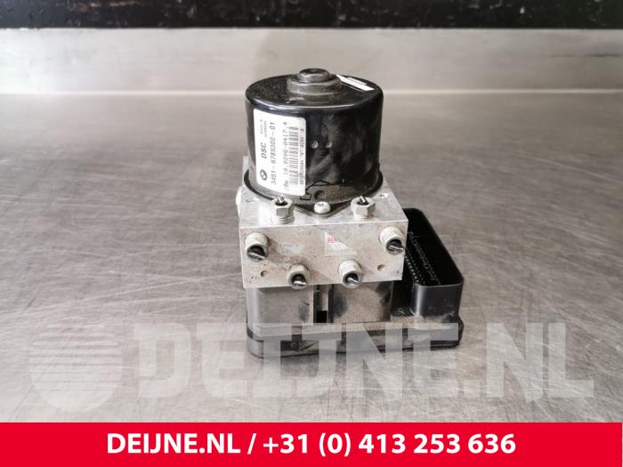 ABS pump from a BMW 3 serie Touring (E91) 318d 16V 2010