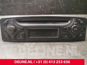 Usagé Radio Mercedes Vito Prix € 90,75 Prix TTC proposé par van Deijne Onderdelen Uden B.V.