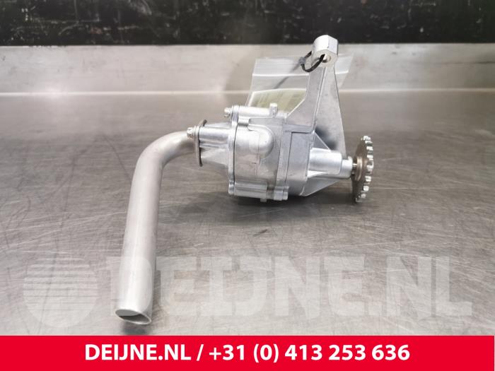 Używane Pompa oleju Mercedes Sprinter Cena € 90,75 Z VAT oferowane przez van Deijne Onderdelen Uden B.V.