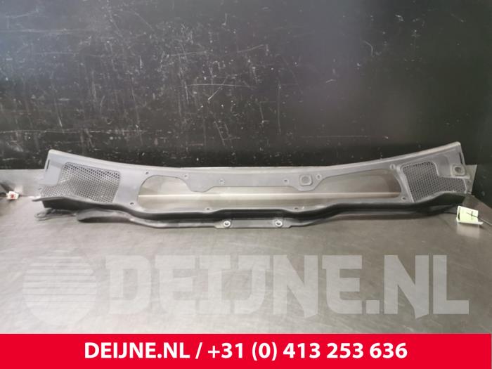 Cowl top grille from a Volvo V40 (MV) 1.6 D2 2014