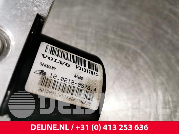 Używane Pompa ABS Volvo V40 (MV) 1.6 D2 Cena € 20,00 Procedura marży oferowane przez van Deijne Onderdelen Uden B.V.