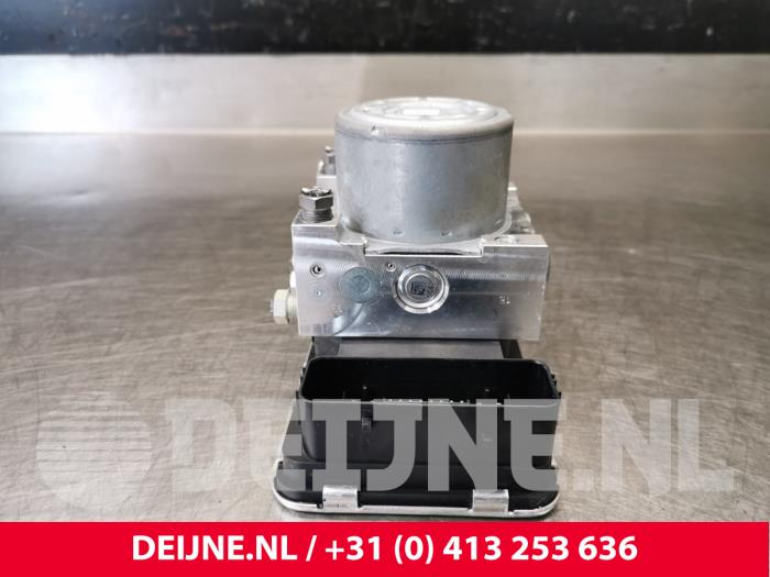 Bloc ABS d'un Volvo S90 II 2.0 D5 16V AWD 2017