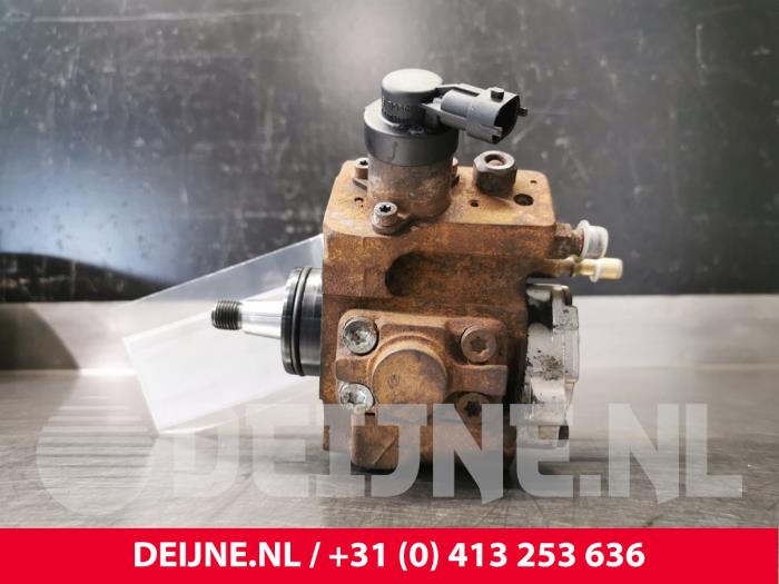 Mechanical fuel pump from a Renault Master 2009