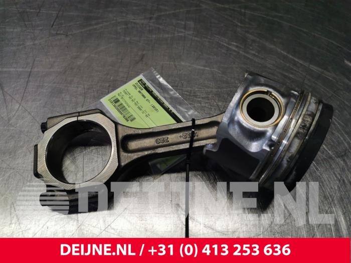 Używane Tlok Opel Antara Cena € 60,50 Z VAT oferowane przez van Deijne Onderdelen Uden B.V.