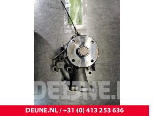 Usados Bomba de agua Hyundai H200 Precio € 30,25 IVA incluido ofrecido por van Deijne Onderdelen Uden B.V.