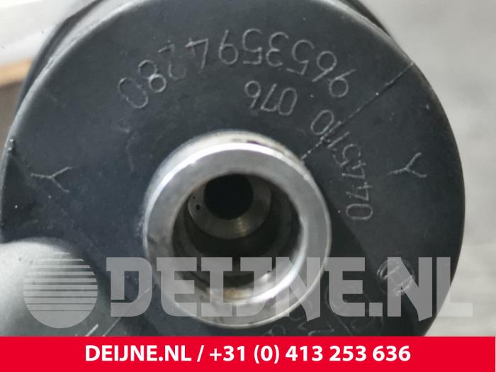 Usagé Injecteurs Peugeot Boxer Prix € 72,60 Prix TTC proposé par van Deijne Onderdelen Uden B.V.