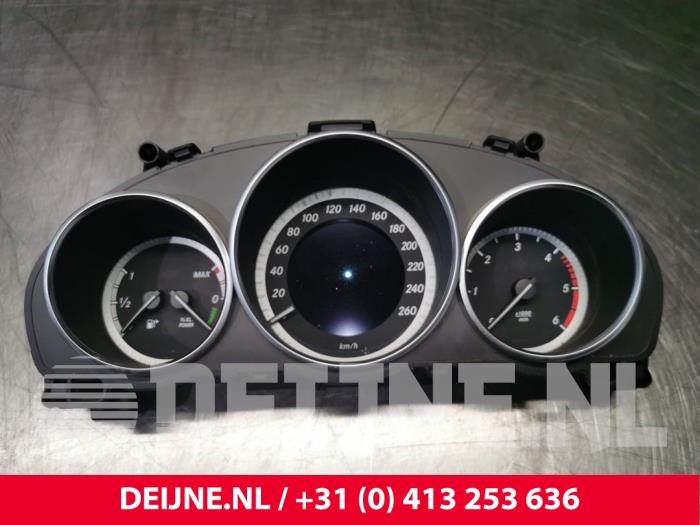 Odometer KM from a Mercedes-Benz E (W212) E-300 BlueTec Hybrid V6 24V 2014