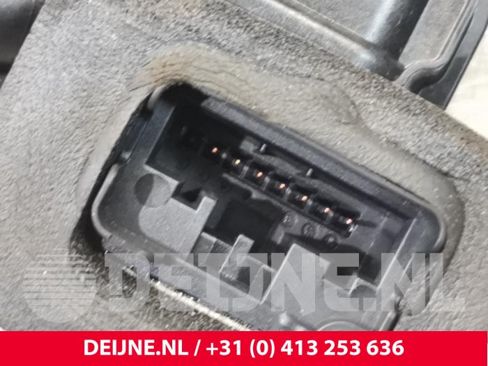 Rear door lock mechanism 4-door, left from a Volkswagen Golf VII (AUA) 1.6 TDI BlueMotion 16V 2016