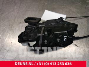 Używane Mechanizm blokady drzwi lewych przednich wersja 4-drzwiowa Volkswagen Golf VII (AUA) 1.6 TDI BlueMotion 16V Cena € 14,00 Procedura marży oferowane przez van Deijne Onderdelen Uden B.V.