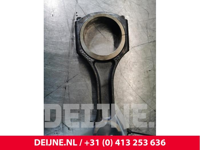 Usagé Bielle Mercedes Vito Prix € 60,50 Prix TTC proposé par van Deijne Onderdelen Uden B.V.