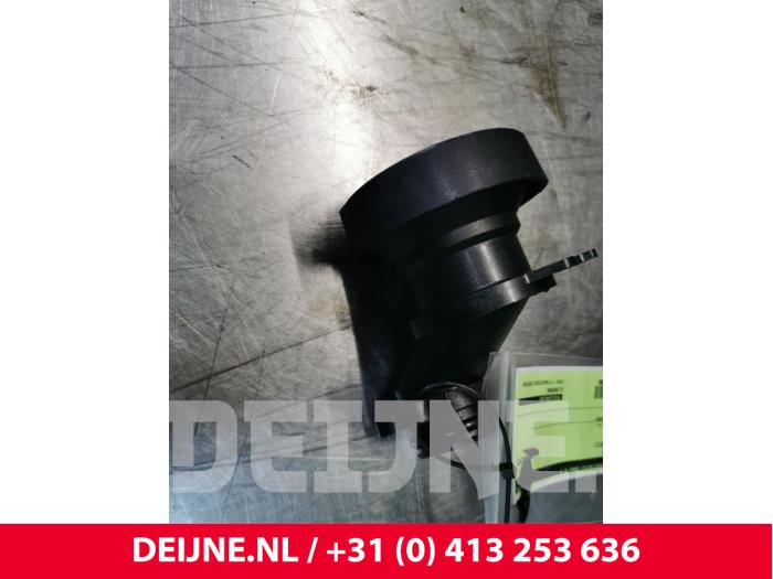 Oil fill pipe from a Volvo V70 (BW) 2.0 D3 20V 2011